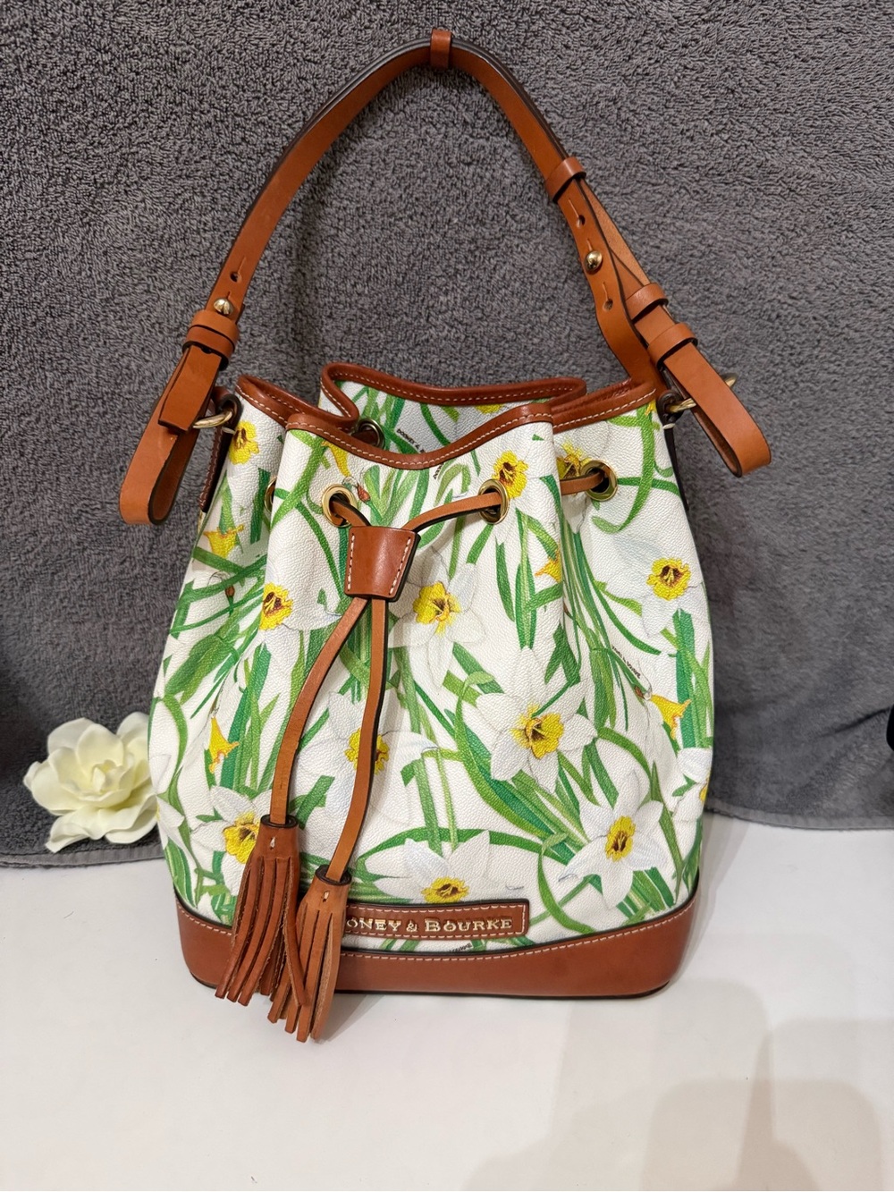 👜Dooney & Bourke White Daffodil Drawstring Bucket Bag with Brown Trim
